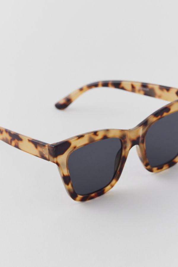 Slide View: 3: UO Essential Oversized Sunglasses