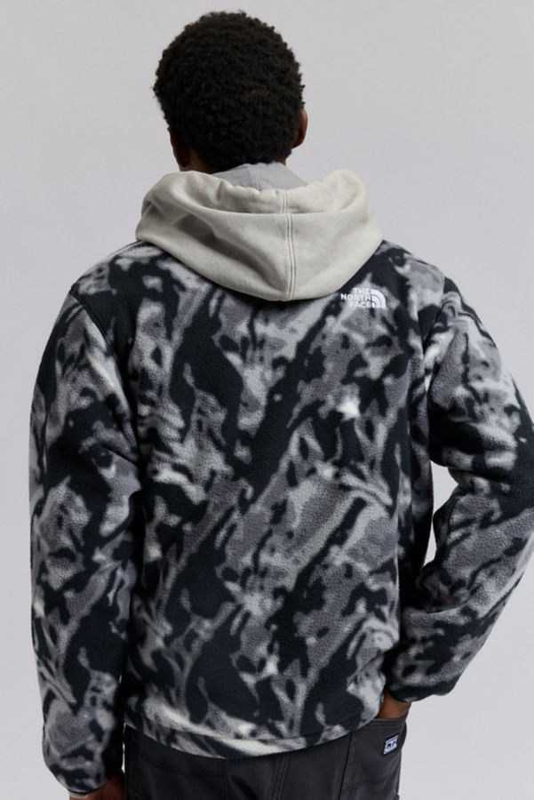 Slide View: 3: The North Face Fleeski Patterned Quarter Zip Fleece Sweatshirt