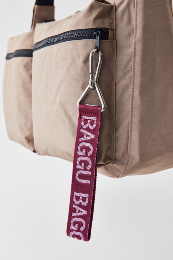 Slide View: 1: Porte-clés avec logo exclusif à UO - BAGGU