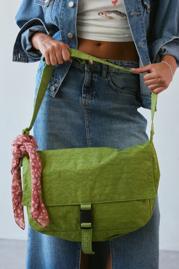 Slide View: 1: BAGGU Nylon Messenger Bag