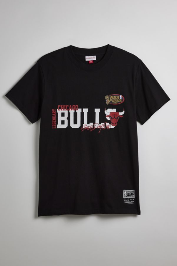 Slide View: 2: Mitchell & Ness NBA Chicago Bulls Soul Team Logo Graphic Tee