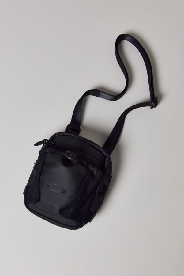 Slide View: 1: Oakley Rover Crossbody Bag