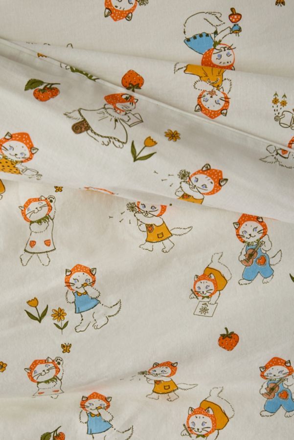 Slide View: 3: Strawberry Cat Core Duvet Set