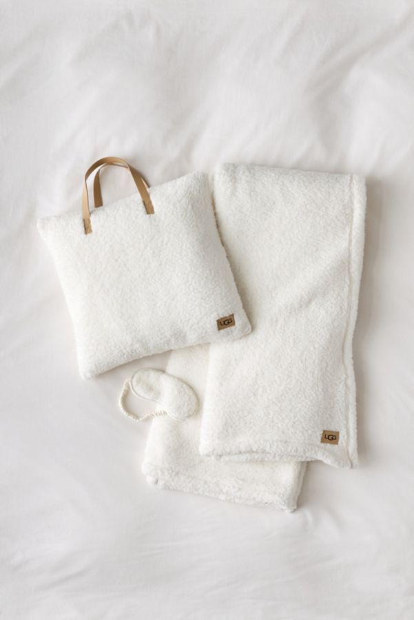 Slide View: 1: UGG Fleece Throw Blanket Sleep Set