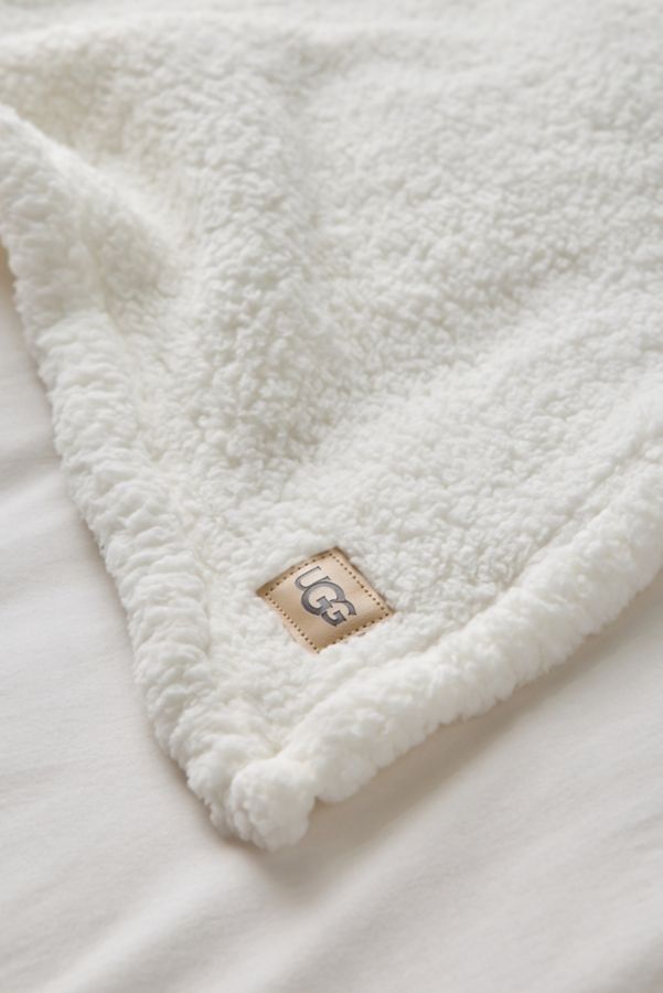 Slide View: 2: UGG Fleece Throw Blanket Sleep Set