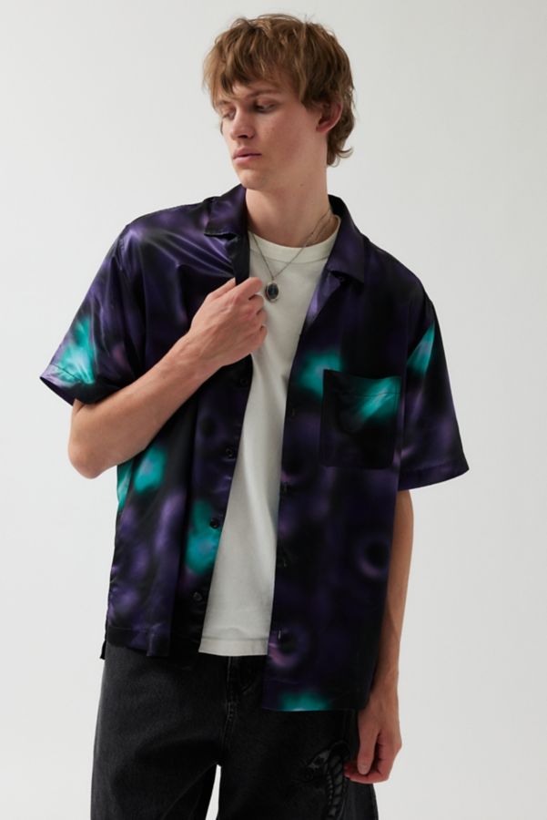 Slide View: 1: UO Abstract Pattern Satin Short Sleeve Button-Down Shirt