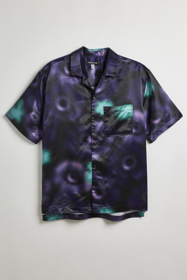 Slide View: 2: UO Abstract Pattern Satin Short Sleeve Button-Down Shirt