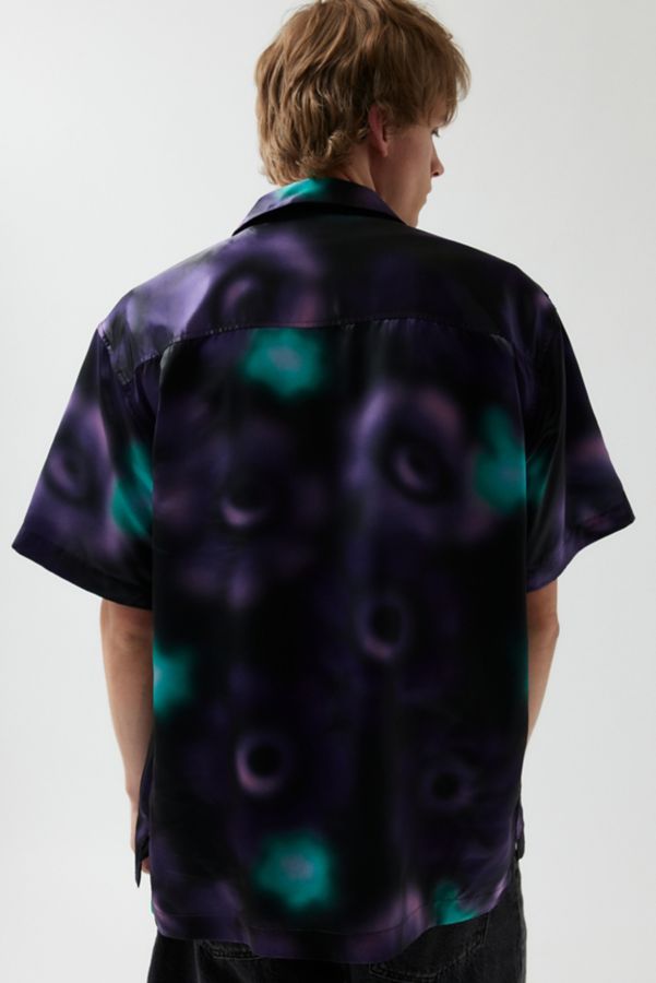 Slide View: 3: UO Abstract Pattern Satin Short Sleeve Button-Down Shirt