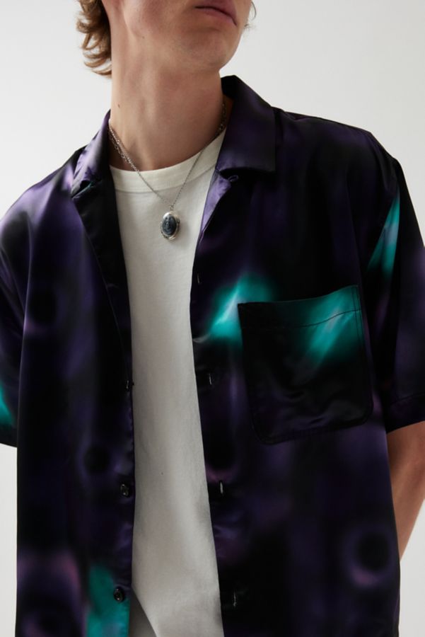 Slide View: 5: UO Abstract Pattern Satin Short Sleeve Button-Down Shirt