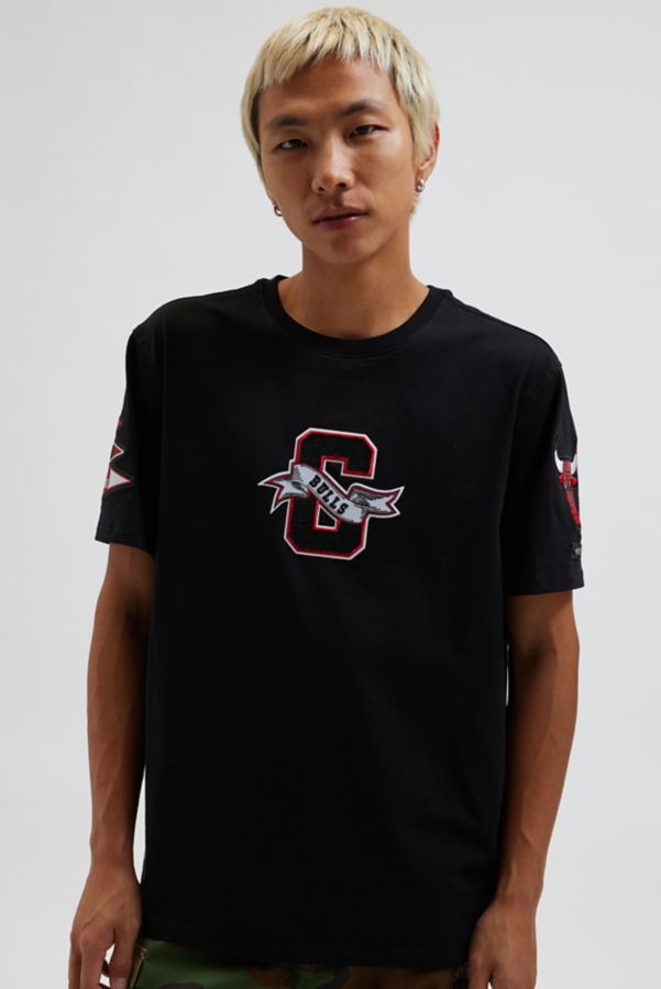 Slide View: 1: T-shirt brodé avec logo de l'équipe des Bulls de Chicago de la NBA Pro Standard