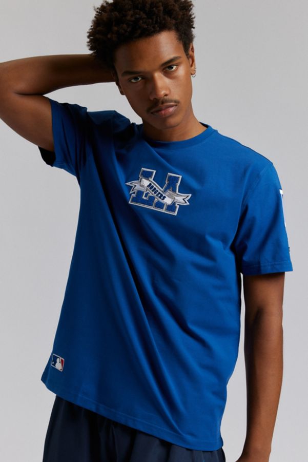 Slide View: 1: T-shirt brodé avec le logo de l'équipe MLB des Dodgers de Los Angeles Pro Standard