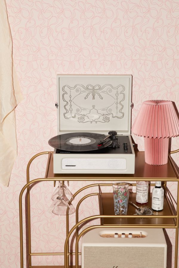 Slide View: 1: Tourne-disque Bluetooth Crosley UO Exclusive Embossed Bows Voyager