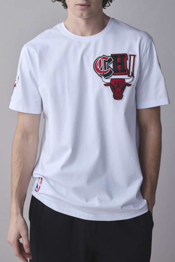 Slide View: 2: Pro Standard NBA Chicago Bulls Team Logo Tee