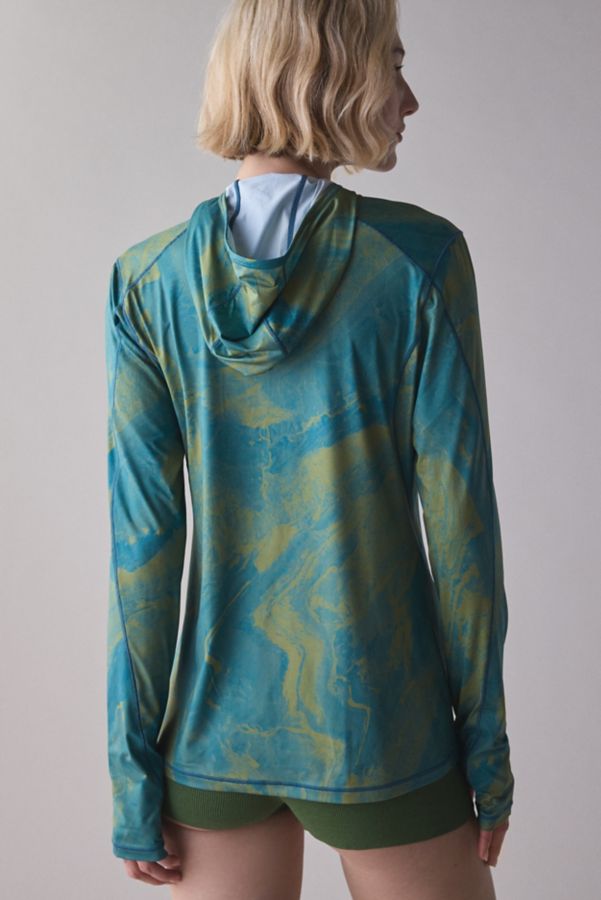 Slide View: 3: Janji Terraform Cascade Sunchaser 50 Hooded Printed Long Sleeve Tee