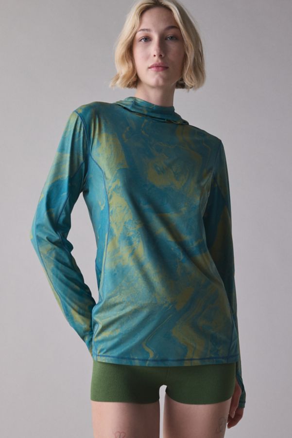 Slide View: 1: Janji Terraform Cascade Sunchaser 50 Hooded Printed Long Sleeve Tee