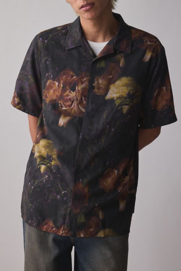 Slide View: 1: Thrills Beauty In Darkness Short Sleeve Button-Down Shirt