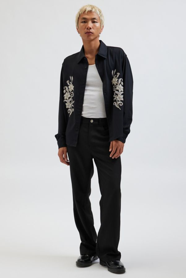 Slide View: 3: UO Floral Embroidered Long Sleeve Dress Shirt