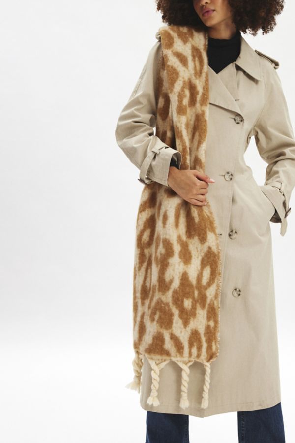 Slide View: 1: Leopard Print Woven Scarf