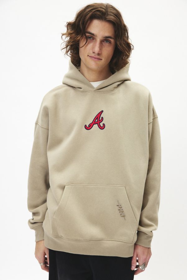 Slide View: 1: Pro Standard UO Exclusive MLB Atlanta Braves Logo Hoodie Sweatshirt