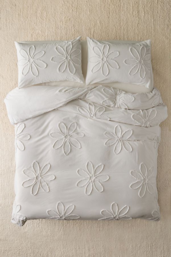 Slide View: 2: Daisy Tufted Core Duvet Cover