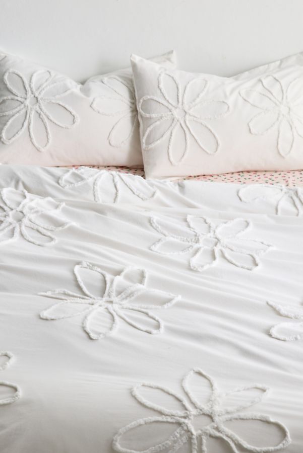 Slide View: 3: Daisy Tufted Core Duvet Cover