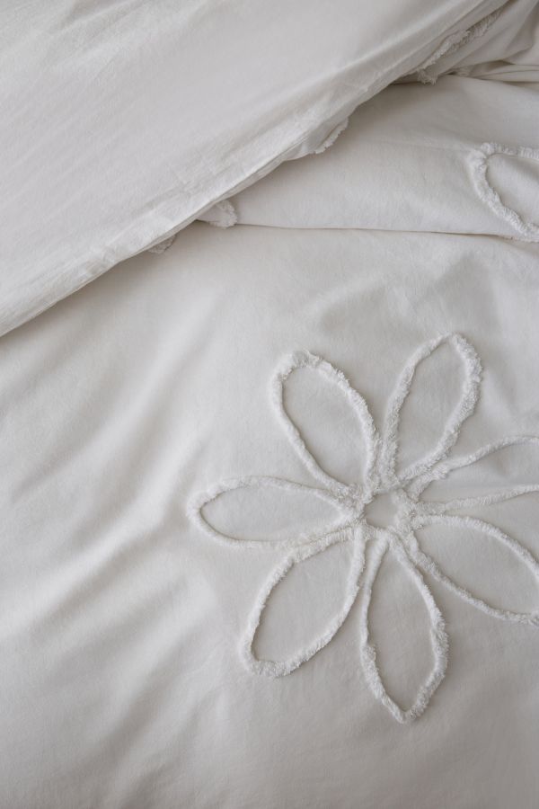 Slide View: 4: Daisy Tufted Core Duvet Cover