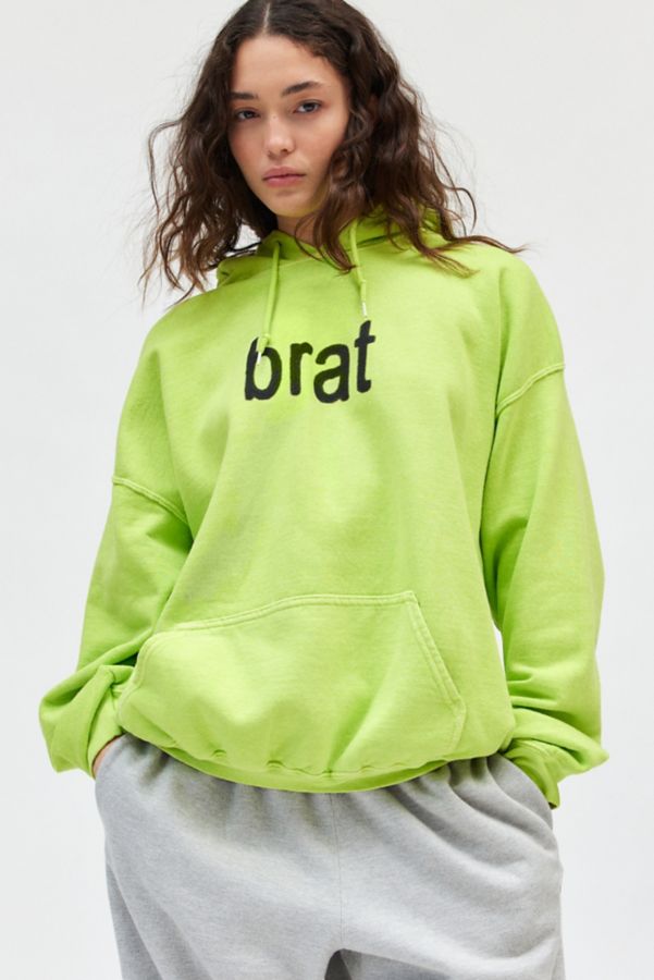 Slide View: 3: Sweat à Capuche Graphique Brat Charli XCX Exclusif UO