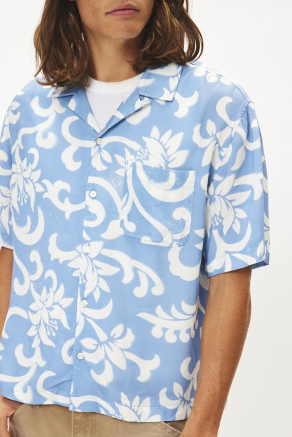 Slide View: 1: UO Hibiscus Pattern Short Sleeve Button-Down Shirt