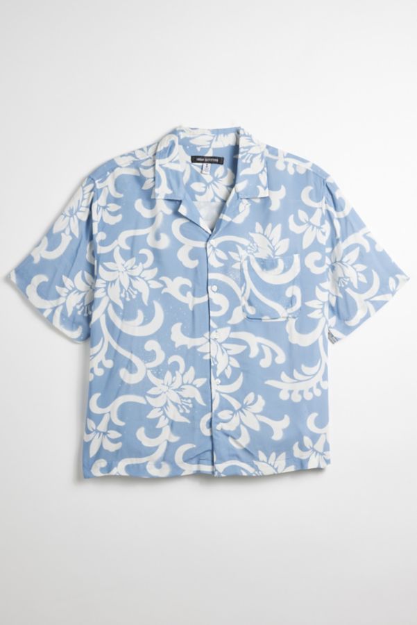 Slide View: 2: UO Hibiscus Pattern Short Sleeve Button-Down Shirt