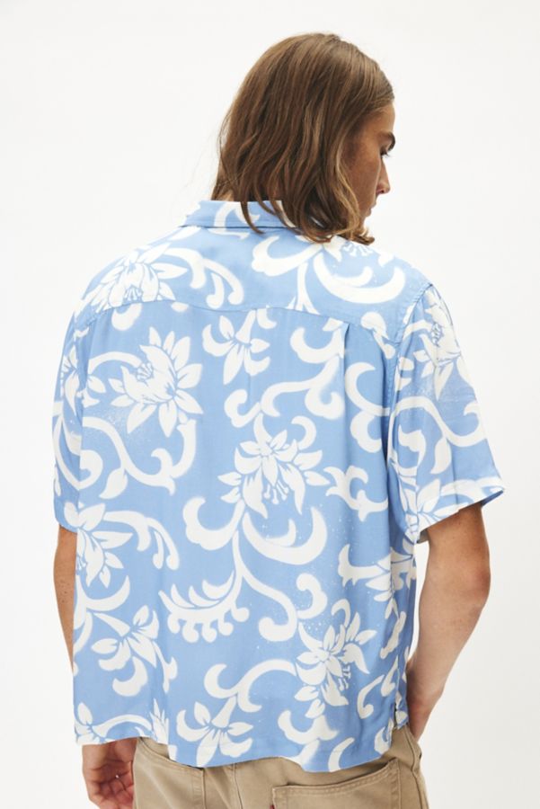 Slide View: 3: UO Hibiscus Pattern Short Sleeve Button-Down Shirt