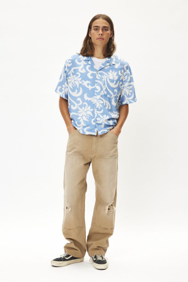 Slide View: 4: UO Hibiscus Pattern Short Sleeve Button-Down Shirt