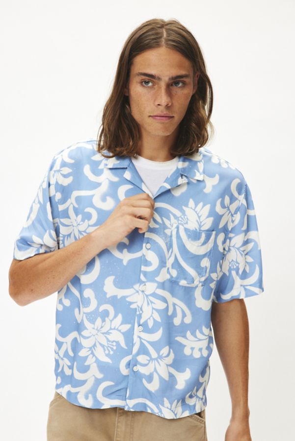 Slide View: 5: UO Hibiscus Pattern Short Sleeve Button-Down Shirt