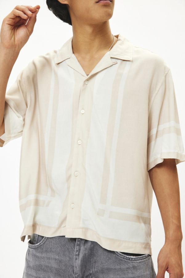 Slide View: 1: UO Resort Short Sleeve Button-Down Shirt