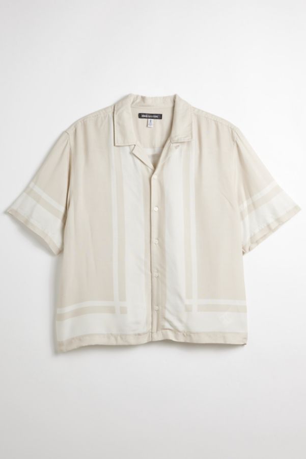 Slide View: 2: UO Resort Short Sleeve Button-Down Shirt