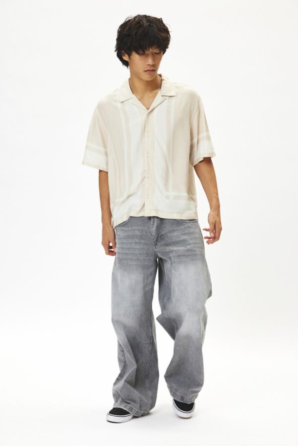 Slide View: 3: UO Resort Short Sleeve Button-Down Shirt