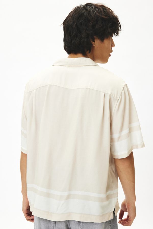 Slide View: 4: UO Resort Short Sleeve Button-Down Shirt