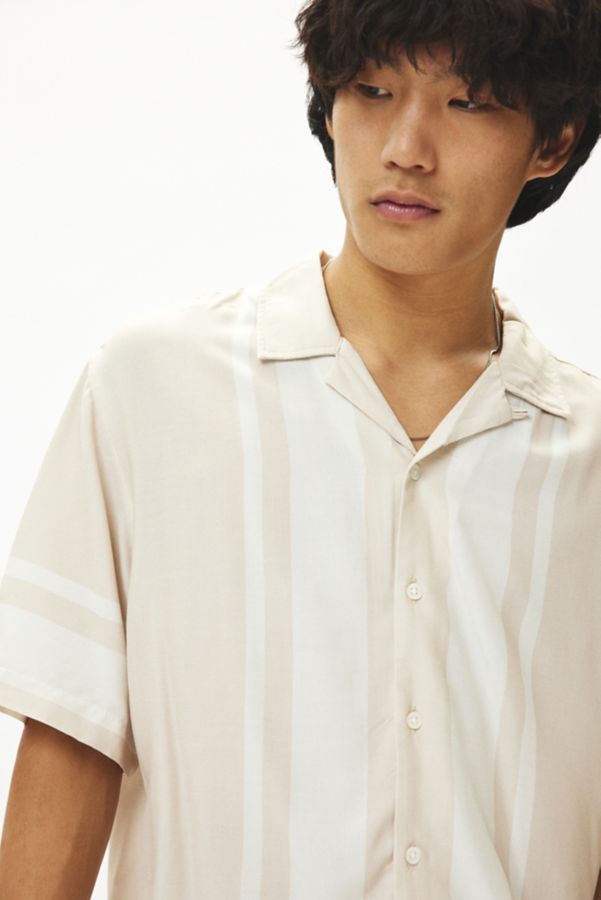 Slide View: 5: UO Resort Short Sleeve Button-Down Shirt