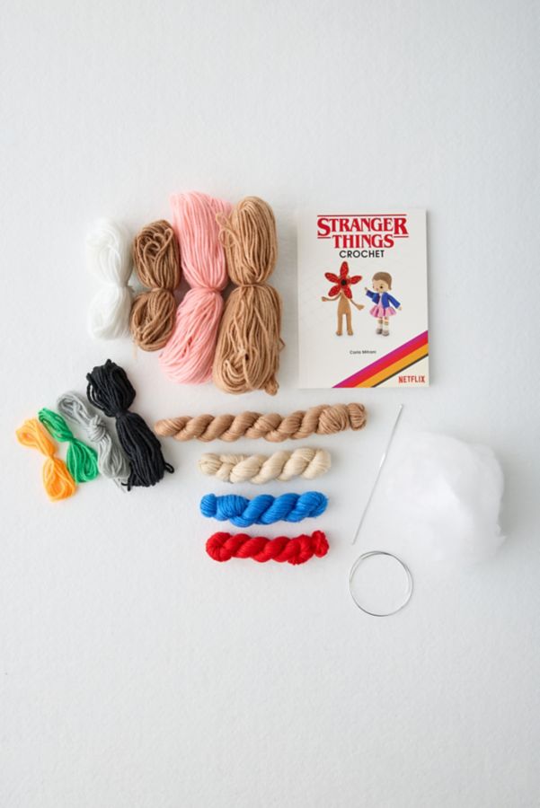 Slide View: 2: Trousse de Crochet Stranger Things Par Thunder Bay Press