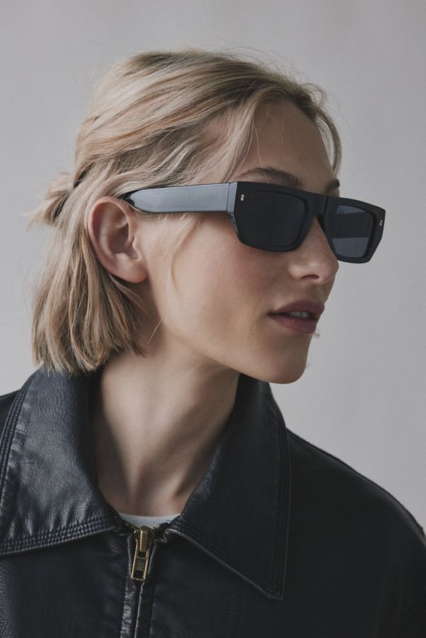 Slide View: 1: UO Essential Plastic Flat-Top Sunglasses