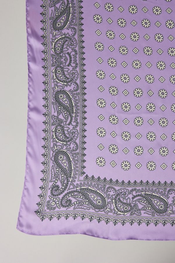 Slide View: 3: Foulard Soyeux Paisley Fleuri