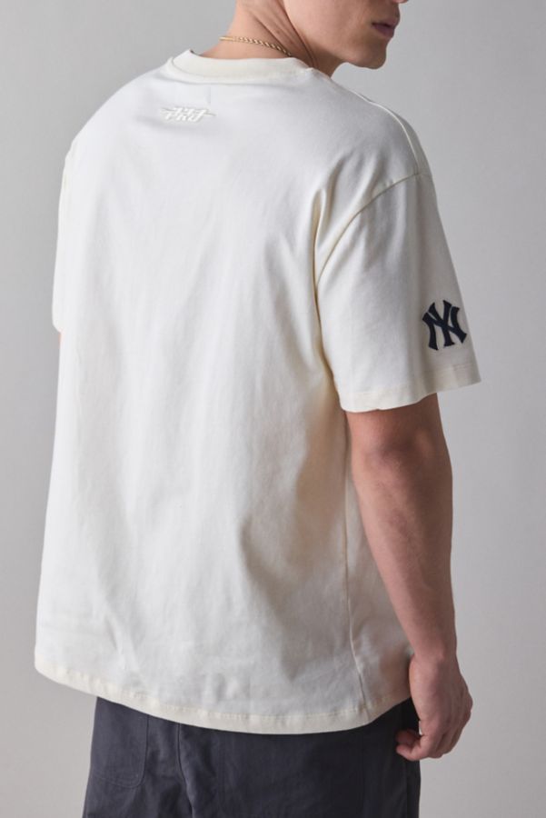 Slide View: 2: Pro Standard UO Exclusive MLB New York Yankees Team Logo Tee