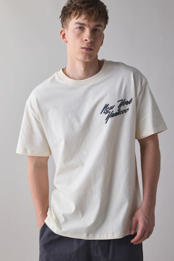 Slide View: 1: Pro Standard UO Exclusive MLB New York Yankees Team Logo Tee