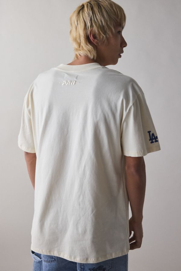 Slide View: 2: Pro Standard UO Exclusive MLB Los Angeles Dodgers Team Logo Graphic Tee