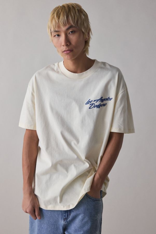 Slide View: 4: Pro Standard UO Exclusive MLB Los Angeles Dodgers Team Logo Graphic Tee