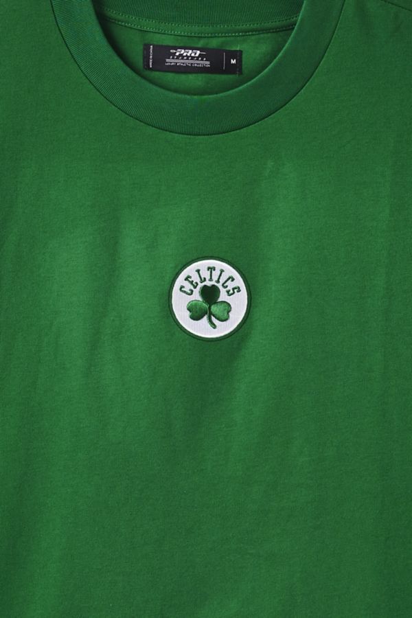 Slide View: 3: Pro Standard UO Exclusive NBA Boston Celtics Graphic Tee