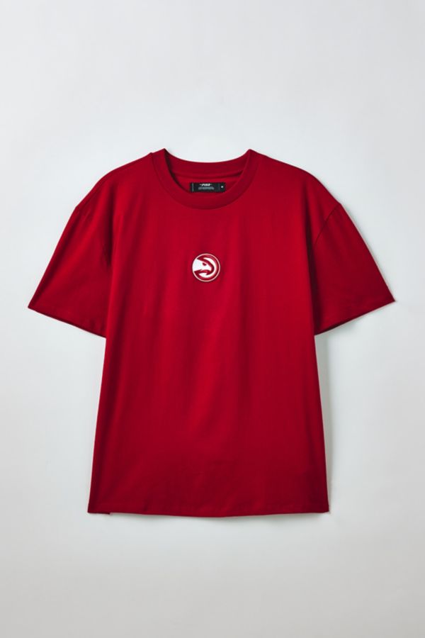 Slide View: 1: Pro Standard UO Exclusive NBA Atlanta Hawks Graphic Tee