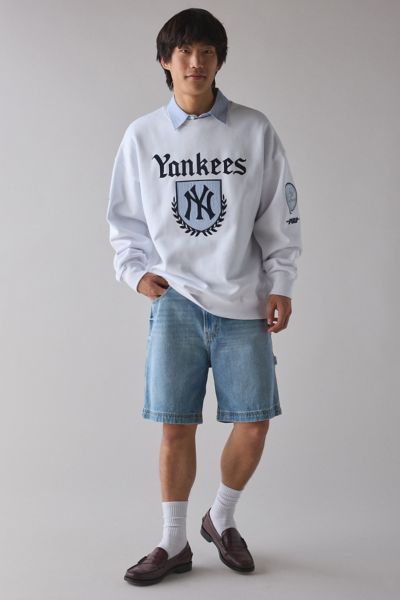 Pro Standard MLB New York Yankees Country Club Crest Graphic Crew Neck Sweatshirt