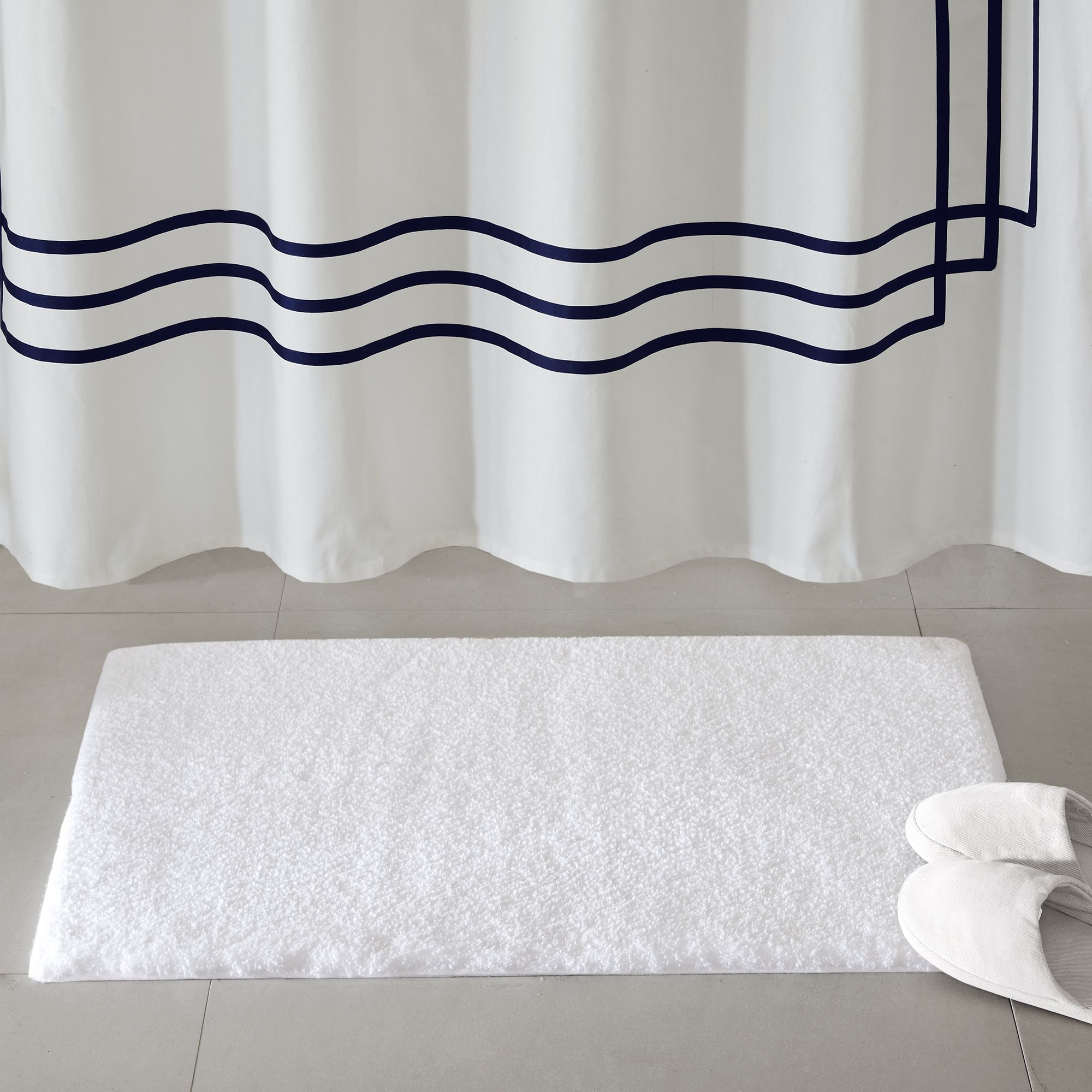 Marshmallow Bath Rug - Navy - Madison Park Signature