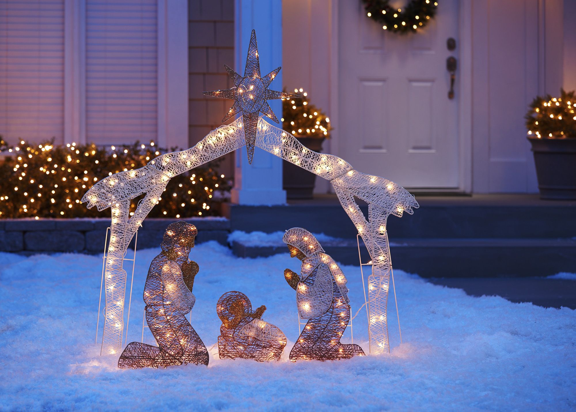 outdoor christmas tree scenes