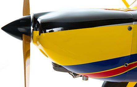 Die lackierte GFK-Motorhaube benötigt keine Nachbearbeitung